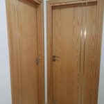 Porte d'intérieure moderne en bois avec accessoires